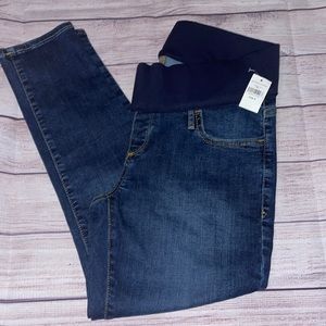 GAP women’s NWT Maternity jeans. Low belly panel. Dark wash. Size 8/29 S